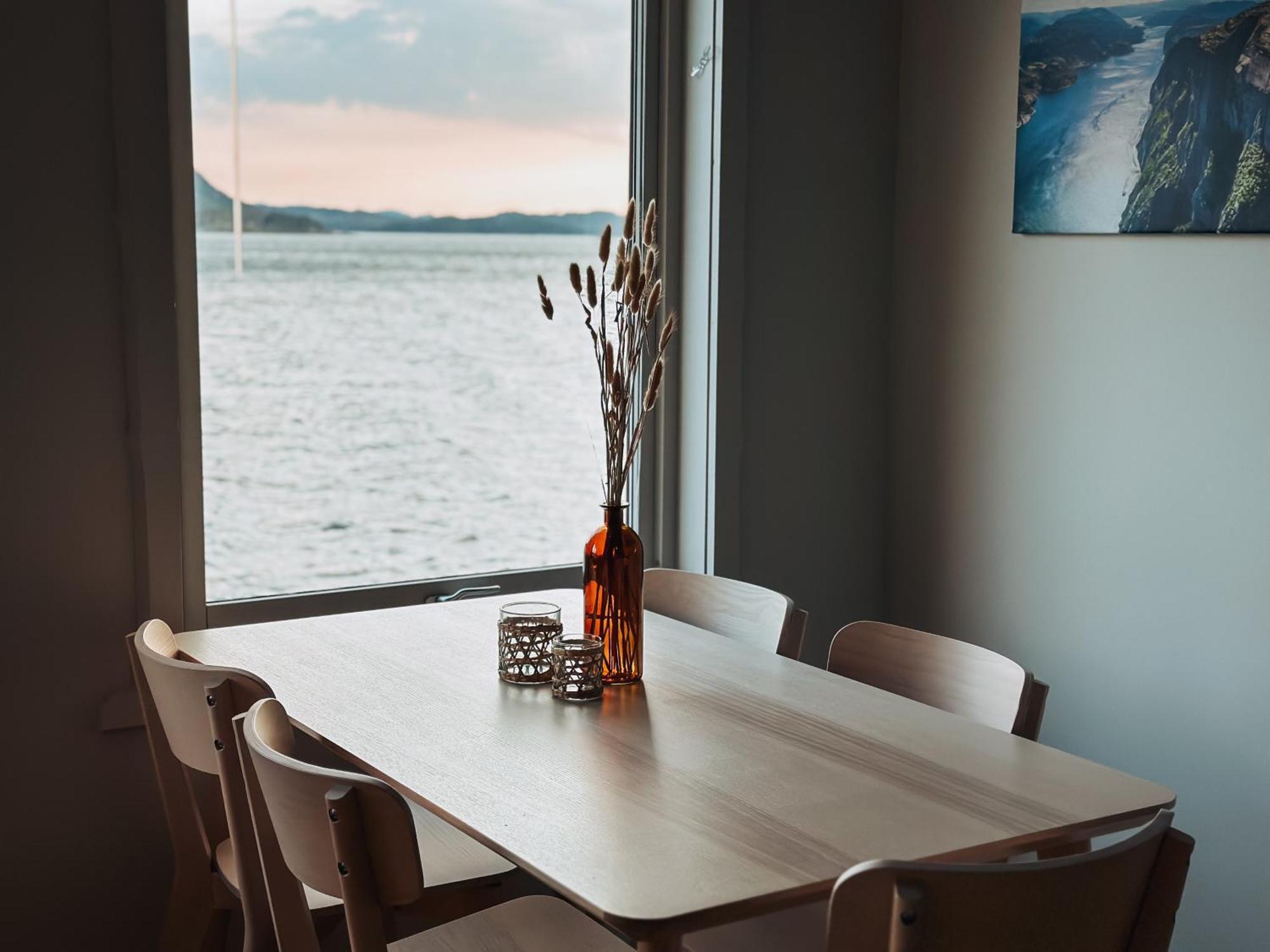 Preikestolen Panorama - Seaside Apartments Jorpeland Ngoại thất bức ảnh